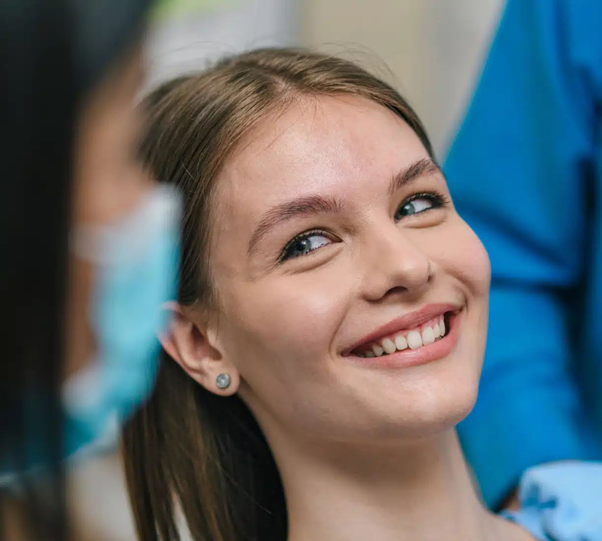 a close up of a woman